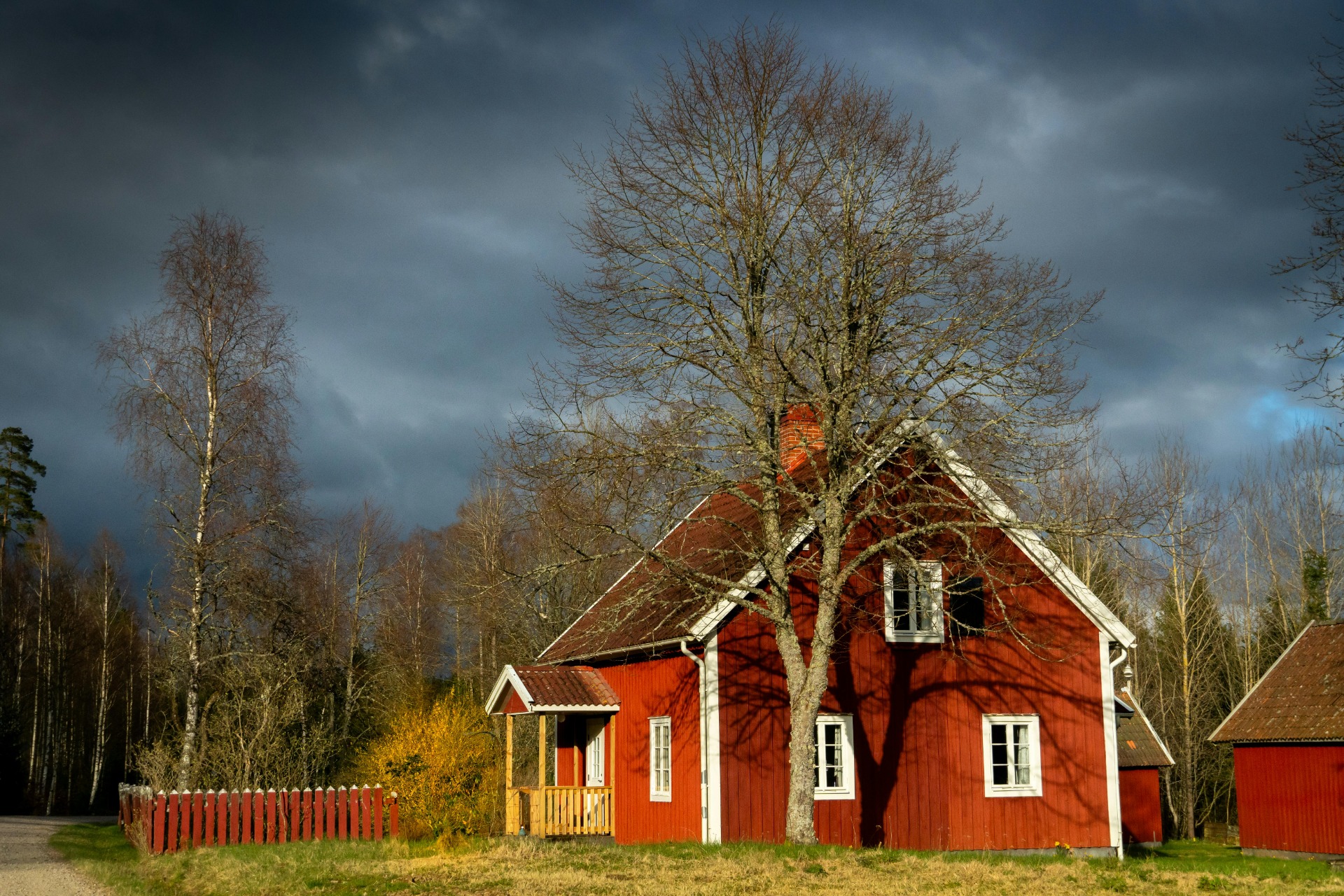Omakotitalo, jossa sähkösopimuksen valinta vaikuttaa asumisen kustannuksiin