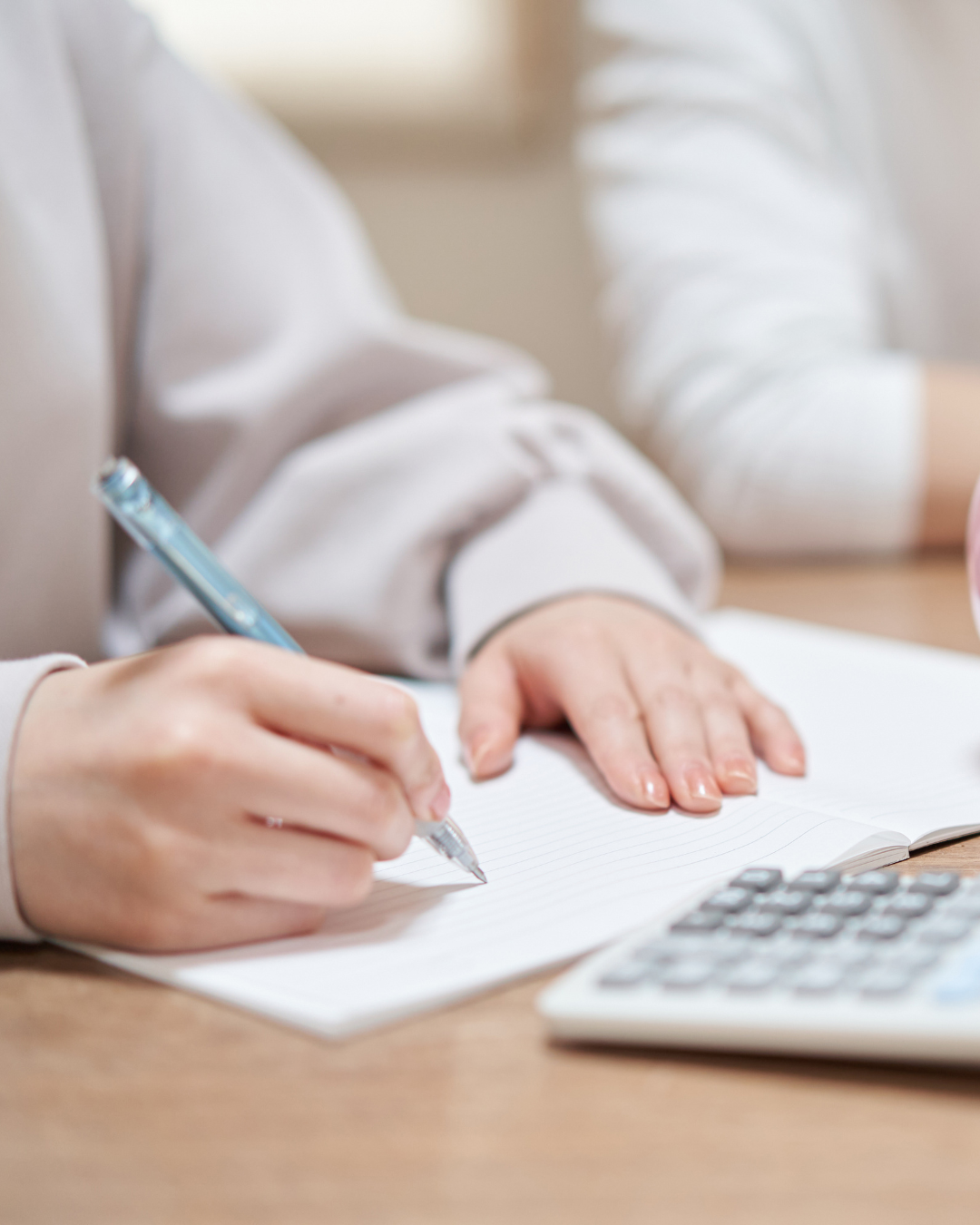 Kuukausibudjetti helpottaa arjessa säästämistä ja vähentää rahastressiä.