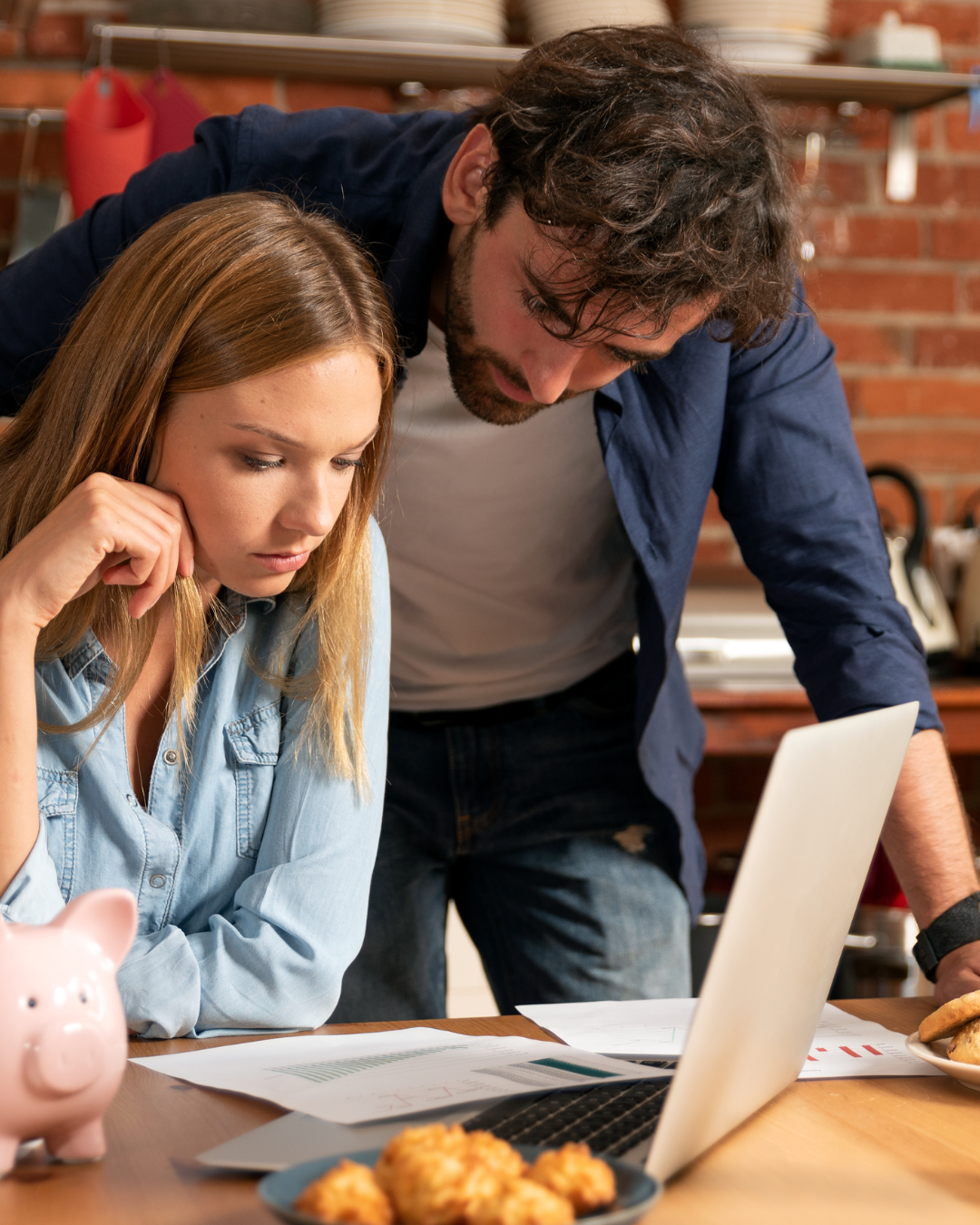 Pariskunta etsii parhaita toimivia ja konkreettisia säästövinkkejä.