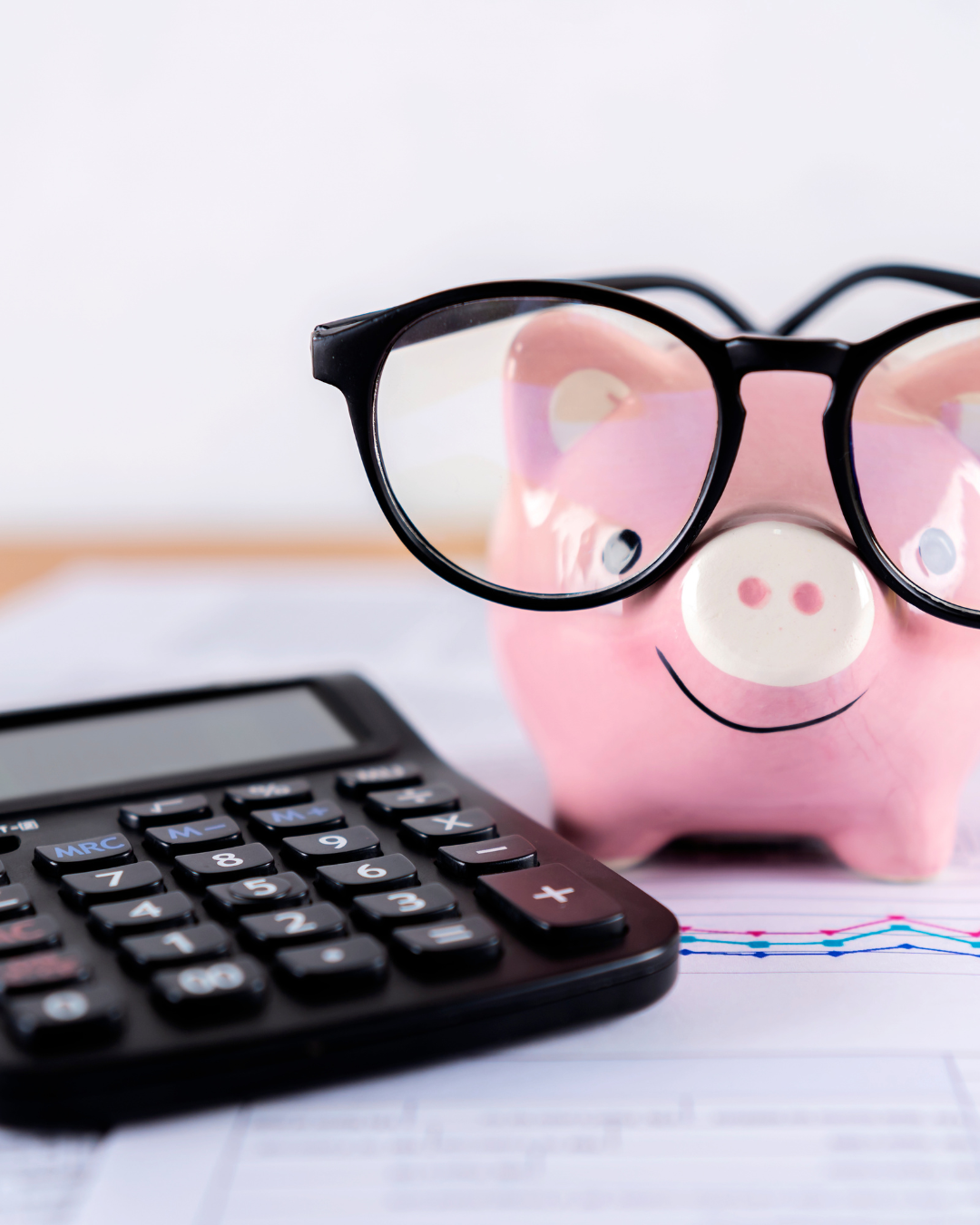 Tiliote ja laskin pöydällä budjetoinnin ja rahankäytön seurannan yhteydessä.