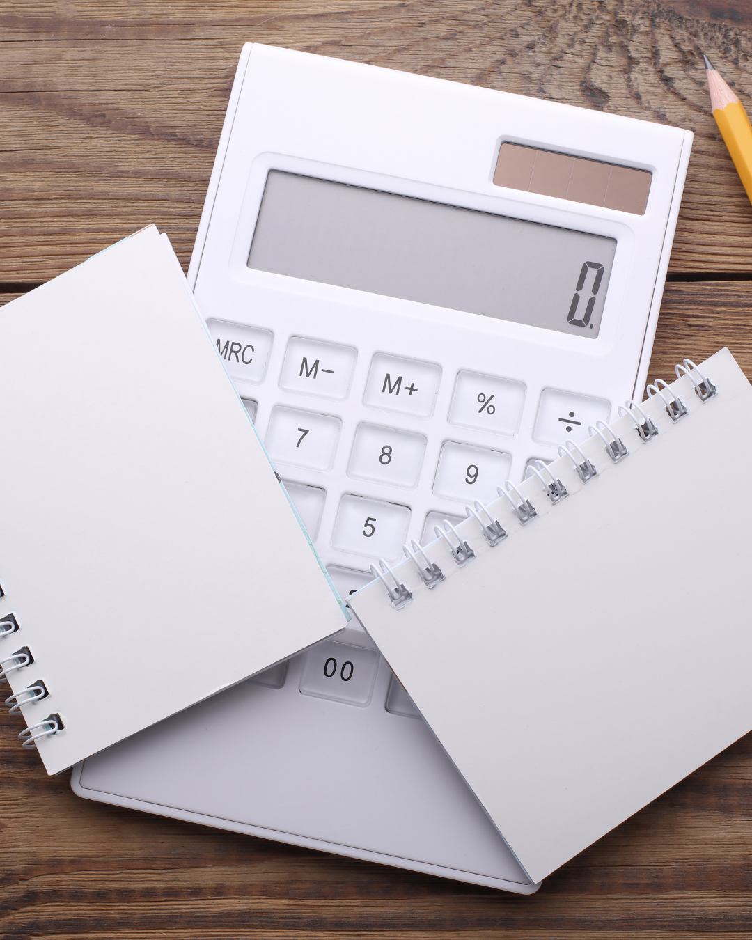 Muistikirjaan jaettu budjetti, jossa kiinteät ja muuttuvat kulut on eroteltu kahteen sarakkeeseen.