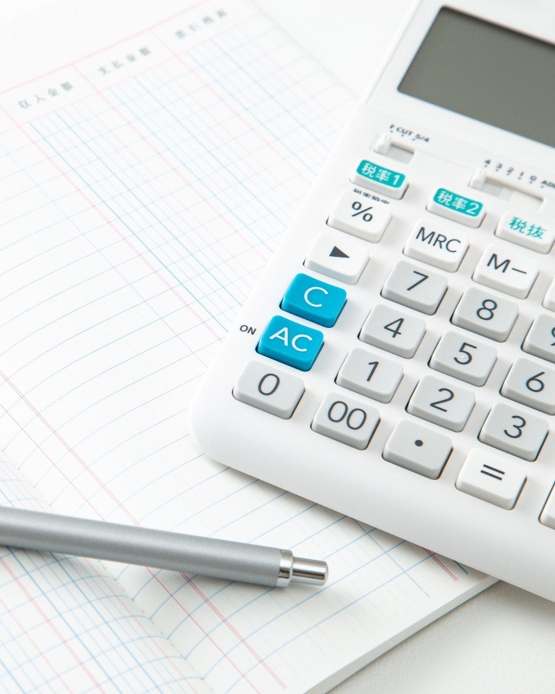 Selkeä kuukausibudjetti, jossa tulot, kiinteät kulut ja säästöt on jaoteltu.