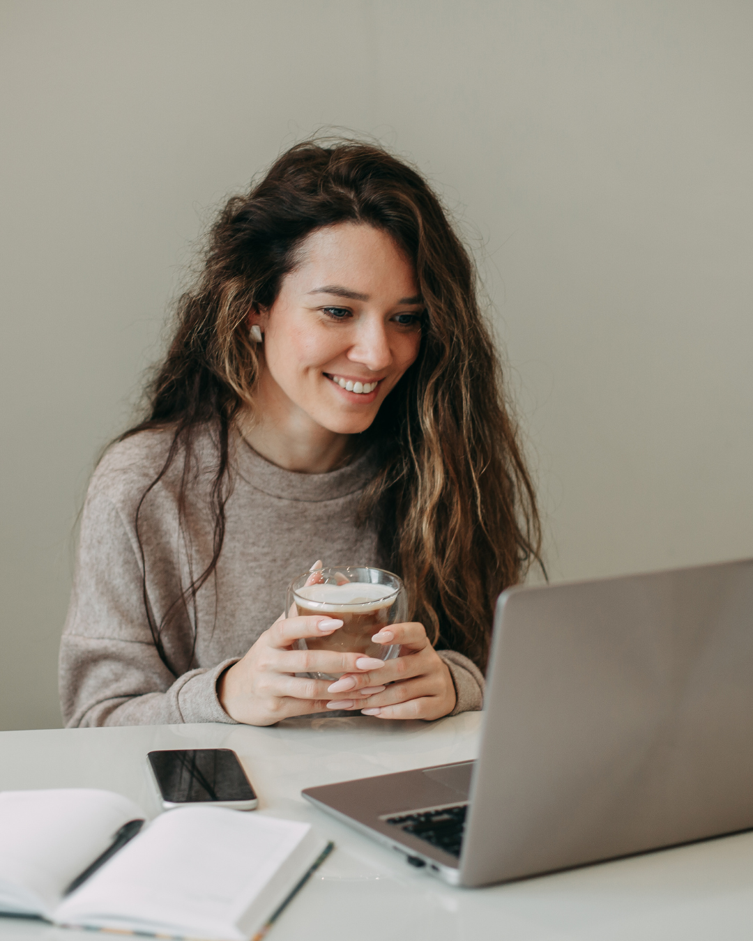 Budjetointi aloittelijalle – nainen suunnittelee arjen taloutta kotona.