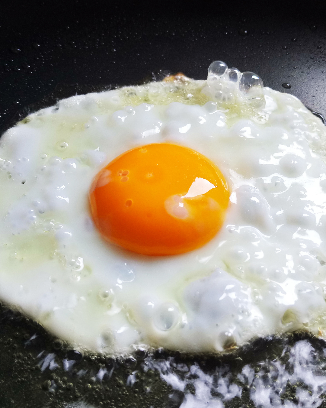 peruna sipulipaistos ja paistettu kananmuna edullinen arkiruoka