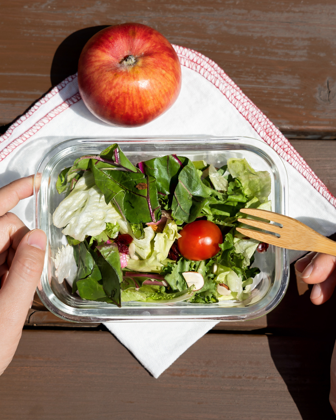 : Kuinka säästää rahaa arjessa tekemällä eväitä ja vähentämällä kahvilakuluja.