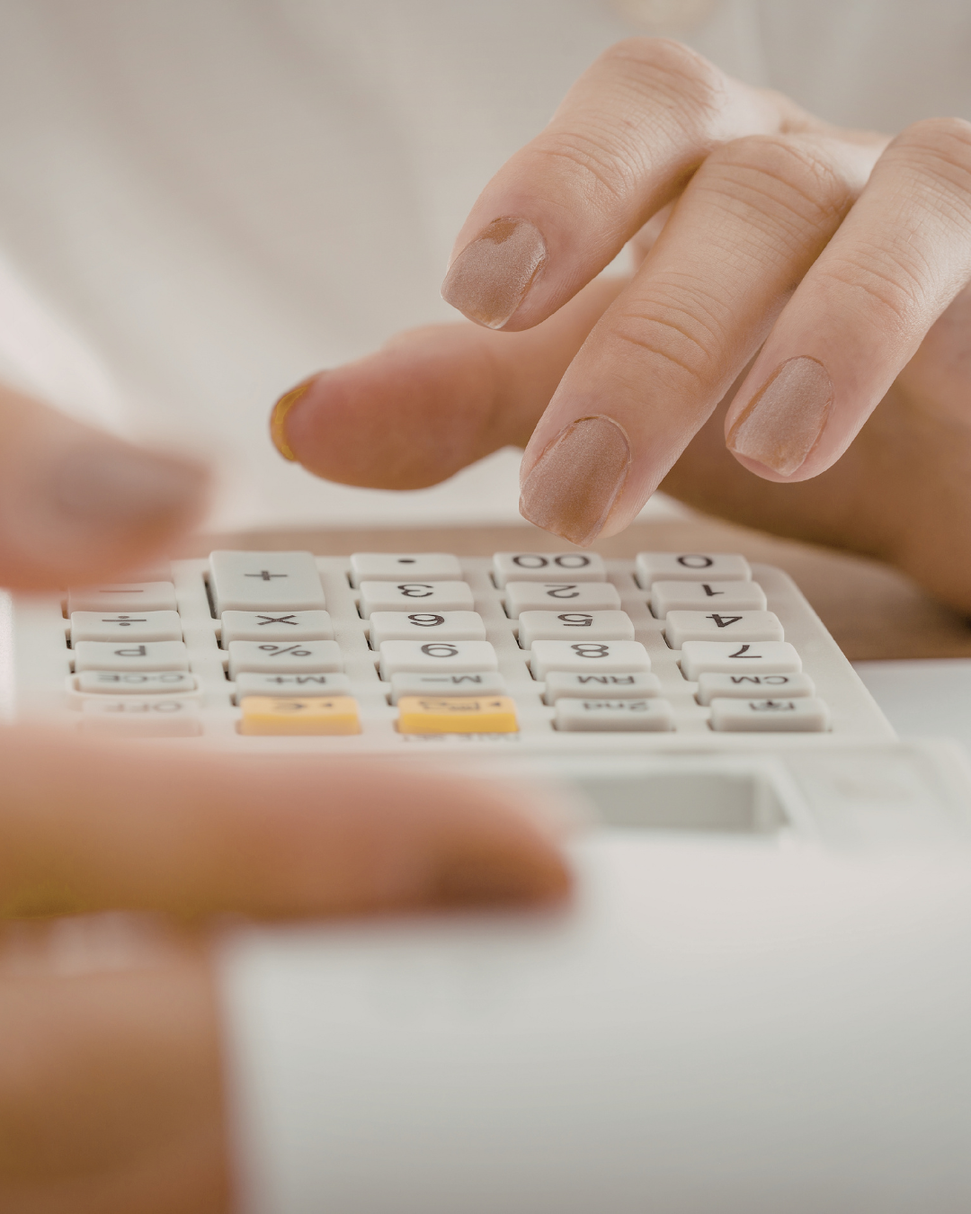 Velkojen yhdistäminen voi vähentää laskujen määrää ja helpottaa kuukausibudjetin hallintaa.