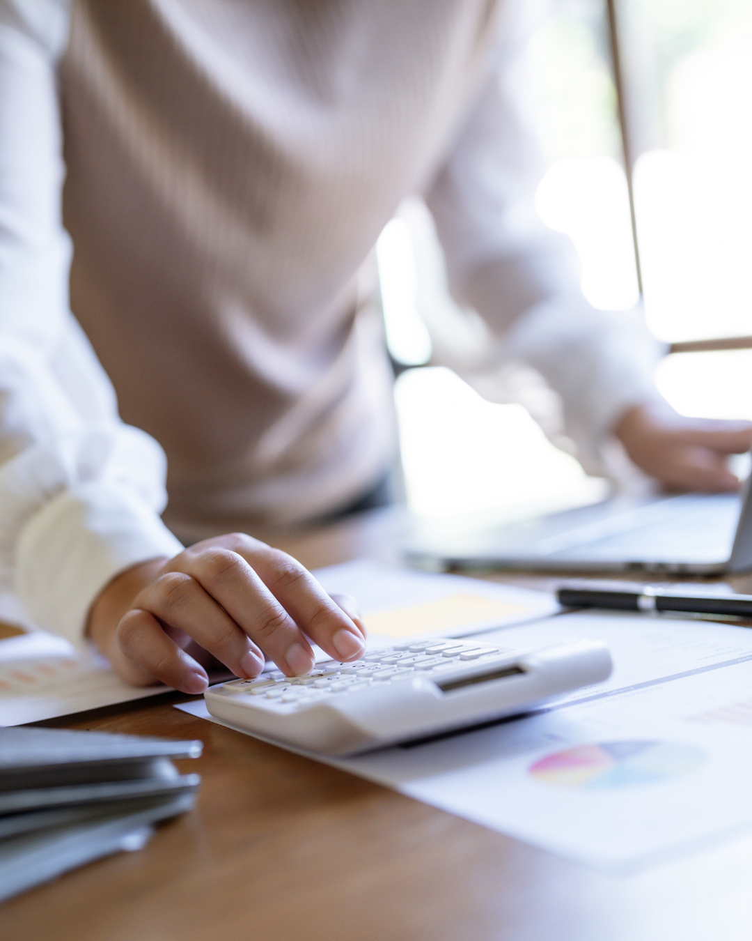 Toimiva kuukausibudjetti auttaa näkemään, mihin rahat menevät ja mistä voi säästää.