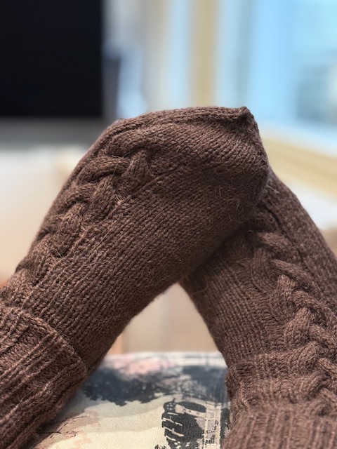 Käsinneulotut villasukat kestävät käyttöä ja tuntuvat paremmilta jalassa