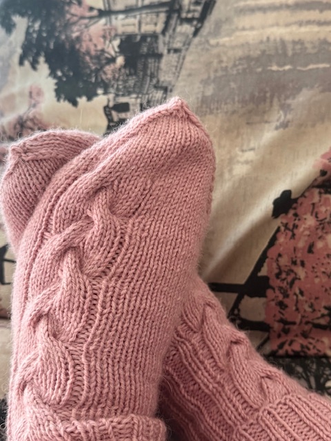 Helmi-villasukat valmiina neulottuna, ajaton villasukkamalli